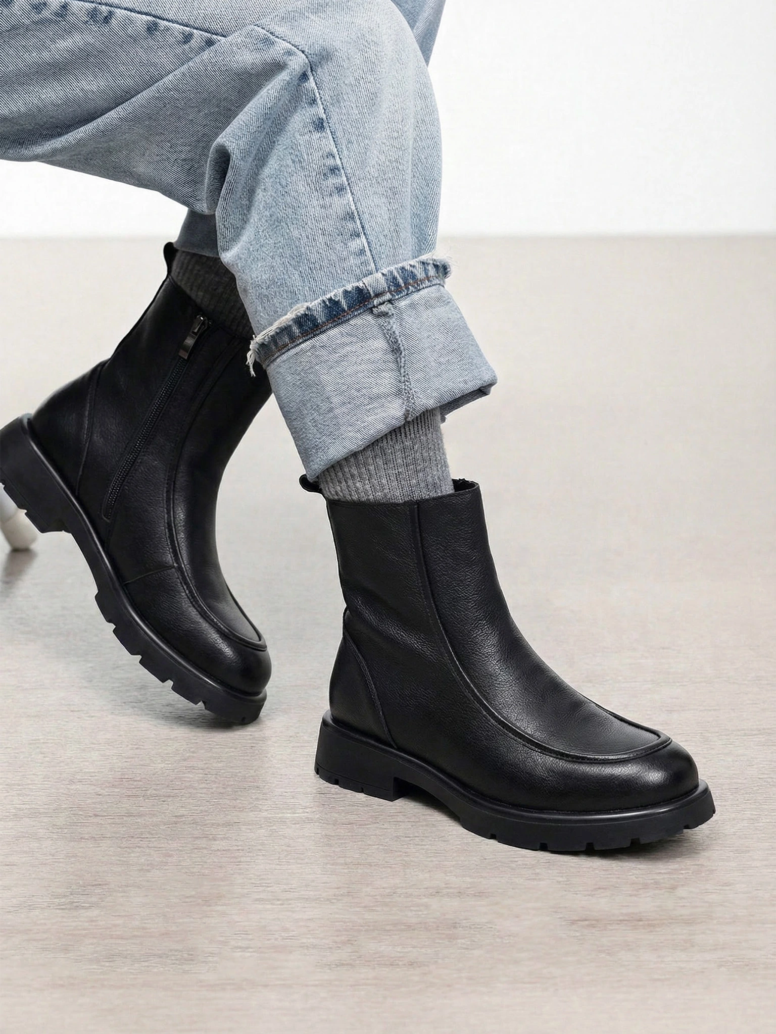 Ботинки черного цвета на рельефной подошве